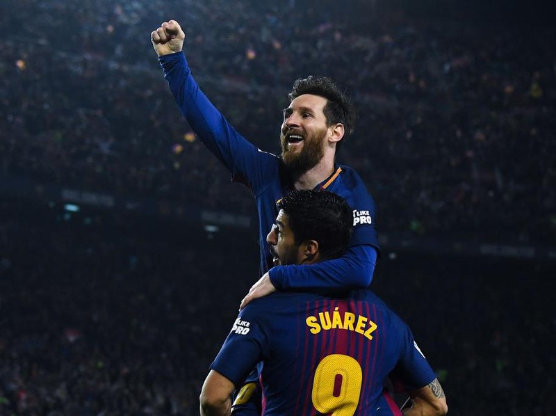 BARCELONA, SPAIN - MAY 06:  Lionel Messi of FC Barcelona celebrates with his team mate Luis Suarez after scoring his team's second goal during the La Liga match between Barcelona and Real Madrid at Camp Nou on May 6, 2018 in Barcelona, Spain.  (Photo by David Ramos/Getty Images)
