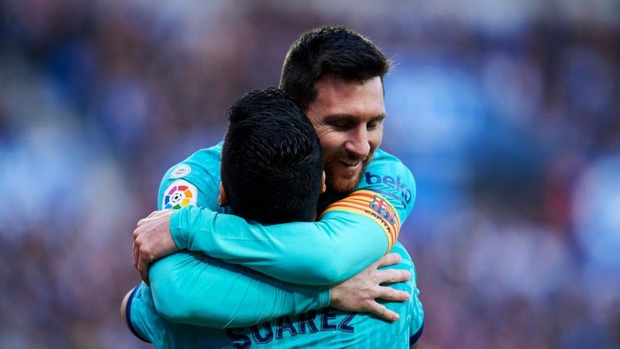 BARCELONA, SPAIN - MAY 06:  Lionel Messi of FC Barcelona celebrates with his team mate Luis Suarez after scoring his teams second goal during the La Liga match between Barcelona and Real Madrid at Camp Nou on May 6, 2018 in Barcelona, Spain.  (Photo by David Ramos/Getty Images)
