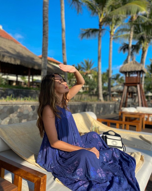 Luna Maya/instagram.com/lunamaya Menikmati sunrise sambil mengenakan dress biru cantik