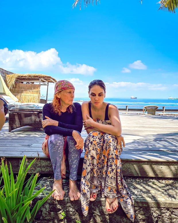 Luna Maya/instagram.com/lunamaya Duduk santai dengan sang mama sambil bercengkrama akrab