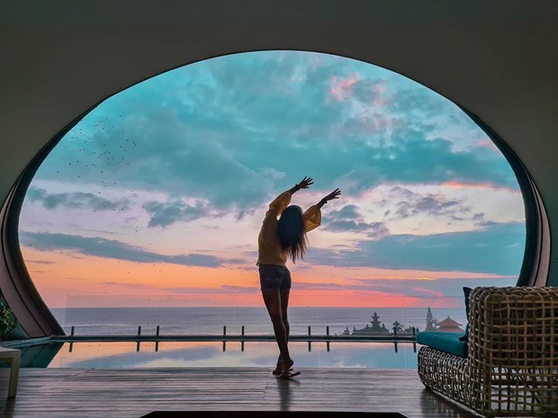 Luna Maya/instagram.com/lunamaya Sunset yang begitu indah diekspresikan dengan menari