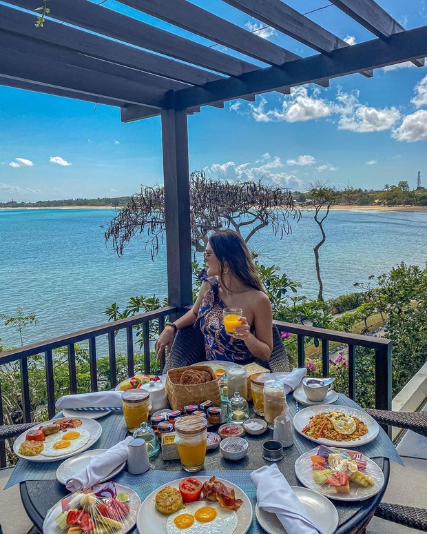 Luna Maya/instagram.com/lunamaya Menikmati big breakfast sambil melihat keindahan laut Jimbaran Bay