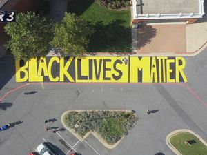 Mural Black Lives Matter Muncul Lagi Protes Kasus Penembakan Breonna Taylor Mural Black Lives Matter Muncul Lagi Protes Kasus Penembakan Breonna Taylor