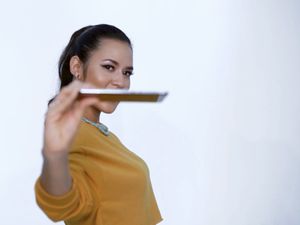 Raisa Bocorkan Calon Ponsel Baru OPPO, Ada Huruf F-nya