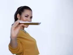 Raisa Bocorkan Calon Ponsel Baru OPPO, Ada Huruf F-nya