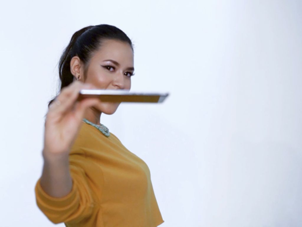 Raisa Bocorkan Calon Ponsel Baru OPPO, Ada Huruf F-nya Raisa Bocorkan Calon Ponsel Baru OPPO, Ada Huruf F-nya