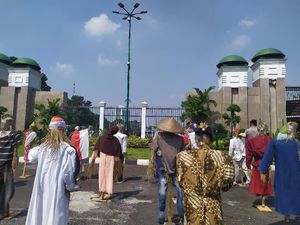 Hari Tani, Kelompok Massa Demo di Depan DPR Bawa Orang-orangan Sawah