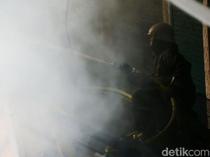 Potret Perjuangan Damkar Jinakkan Kebakaran Pasar Cempaka Putih