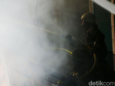 Potret Perjuangan Damkar Jinakkan Kebakaran Pasar Cempaka Putih