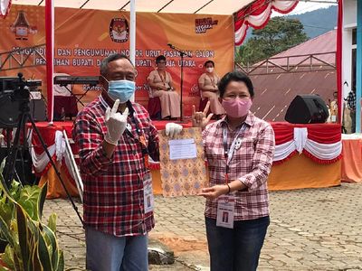 Paslon di Toraja Utara Kenakan Baju Kotak-kotak Ala Jokowi
