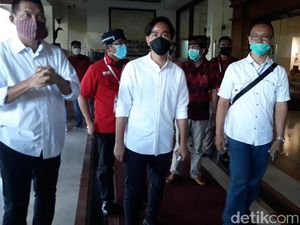 Gibran-Teguh dan Bajo Hadiri Pengundian Nomor Urut Pilkada Solo