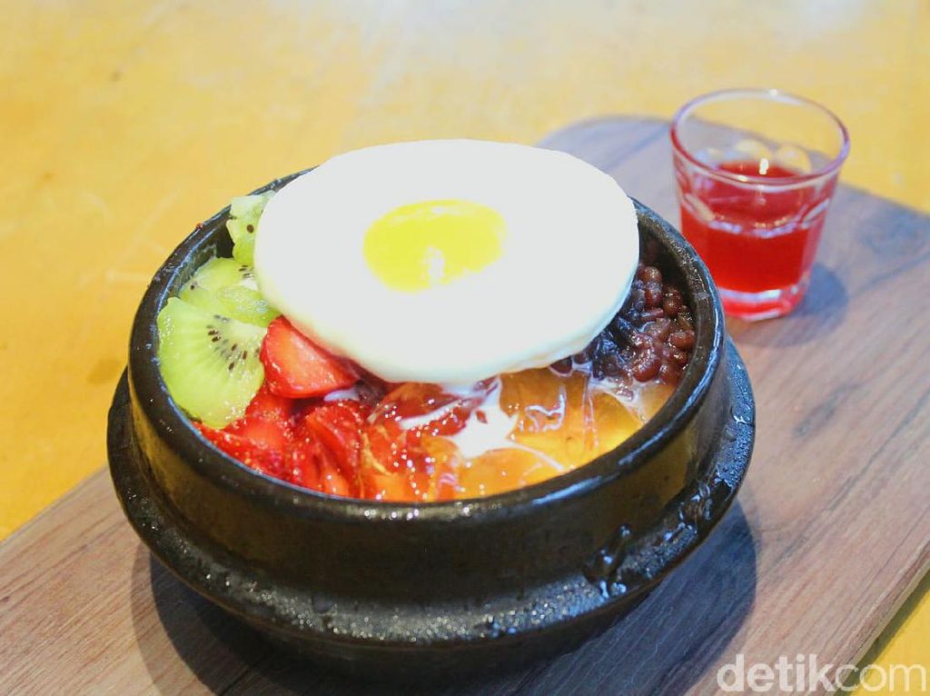 Sensasi Makan Patbingsoo Bentuk Bibimbap yang Manis Segar di Kafe