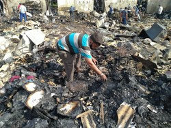 Pedagang di Pasar Cempaka Putih Kais Barang Sisa Kebakaran