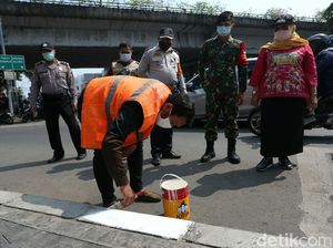Bandel! Pelanggar Protokol Kesehatan Dihukum Ngecat Trotoar