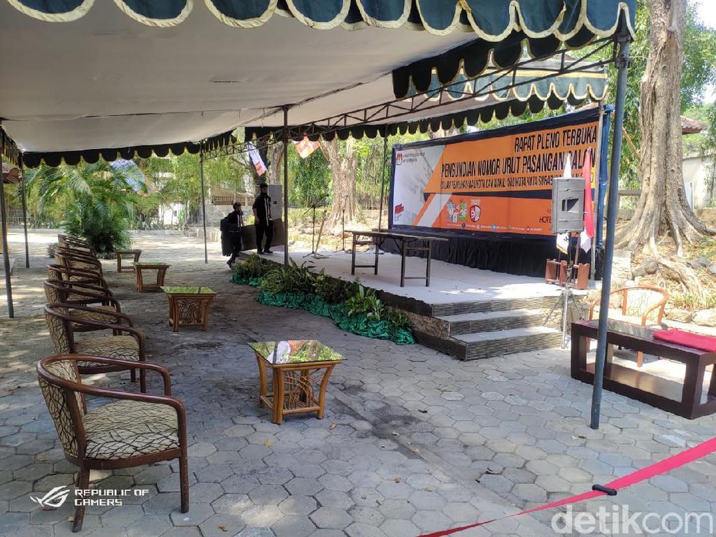 Eri-Armuji dan Machfud-Mujiaman Ambil Nomor Urut Pilwali Surabaya Hari Ini Eri-Armuji dan Machfud-Mujiaman Ambil Nomor Urut Pilwali Surabaya Hari Ini