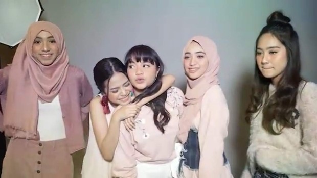 8 Potret Persahabatan Amel Carla Dan Hanggini Gemas Banget