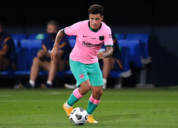 BARCELONA, SPAIN - SEPTEMBER 16: Philippe Coutinho of FC Barcelona runs with the ball during the during the pre-season friendly match between FC Barcelona and Girona at Estadi Johan Cruyff on September 16, 2020 in Barcelona, Spain. (Photo by David Ramos/Getty Images)
