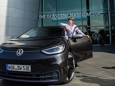Potret Joachim Loew di Balik Kemudi Mobil Listrik Volkswagen ID.3