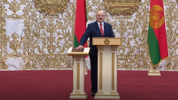 Presiden Belarus Alexander Lukashenko dilantik untuk masa jabatan keenamnya secara rahasia dan tanpa pengumuman sebelumnya. Pelantikan ini berlangsung di tengah aksi protes warga terhadap kemenangannya.