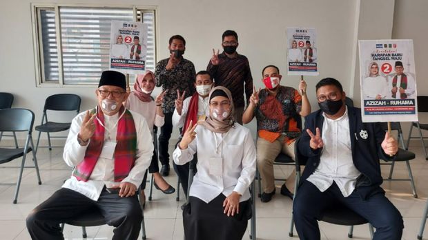 Pasangan calon kepala daerah nomor urut 2 di Pilkada Tangerang Selatan 2020, Siti Nur Azizah dan Ruhamaben saat mengambil nomor urut di KPUD Tangsel.