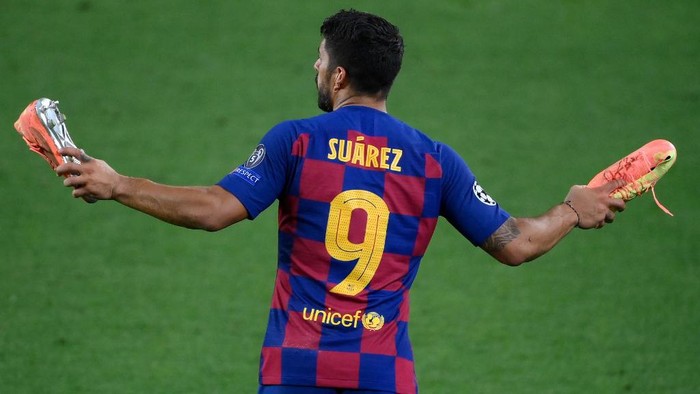 (FILES) In this file photo taken on August 08, 2020 Barcelonas Uruguayan forward Luis Suarez reacts at the end of the UEFA Champions League round of 16 second leg football match between FC Barcelona and Napoli at the Camp Nou stadium in Barcelona. - Atletico Madrid announced the signing of Barcelona forward Luis Suarez late on September 23, 2020, confirming the Uruguayan striker is set to continue playing in Spain rather than joining Juventus in Italy. (Photo by LLUIS GENE / AFP)