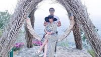 Foto: Gaya Cetar Syahrini Liburan ke Bromo & Borobudur di Tengah Pandemi
