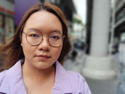 Tak Ada yang Berani Menantang Raja Thailand, Kecuali Perempuan Muda Ini
