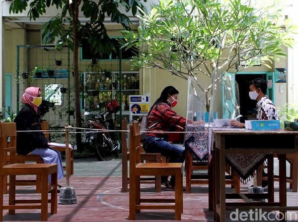 Tak Punya Ponsel Pintar, Ortu Siswa Serahkan Lembar Ujian ke Sekolah