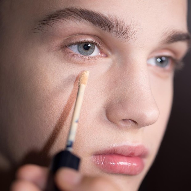 Tap Concealer di Area Tertentu/instagram.com/diormakeup Penggunaan concealer merupakan sebuah pilihan, tapi jika kamu memiliki lingkaran hitam di bawah mata lebih baik gunakan concealer.