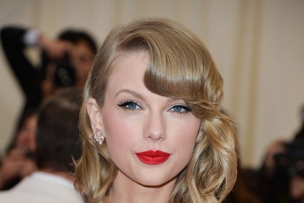 Taylor Swift Tampil Berani dengan Lipstick Merah Menyala/Teen Vogue Taylor Swift di suatu event