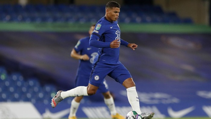 LONDON, ENGLAND - SEPTEMBER 23: Thiago Silva of Chelsea runs with the ball during the Carabao Cup third round match between Chelsea and Barnsley at Stamford Bridge on September 23, 2020 in London, England. Football Stadiums around United Kingdom remain empty due to the Coronavirus Pandemic as Government social distancing laws prohibit fans inside venues resulting in fixtures being played behind closed doors. (Photo by Alastair Grant - Pool/Getty Images)