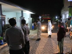 3 Warga Jatim yang Diduga Positif Corona Dijemput Tim COVID-19 Hunter