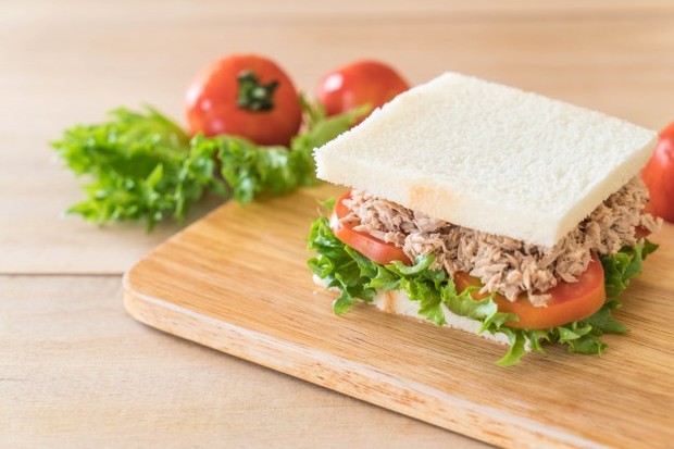 Tuna Mayo/freepik.com Perpaduan ikan tuna kaleng yang gurih dengan mayones yang creamy memang menghasilkan rasa yang sangat lezat.