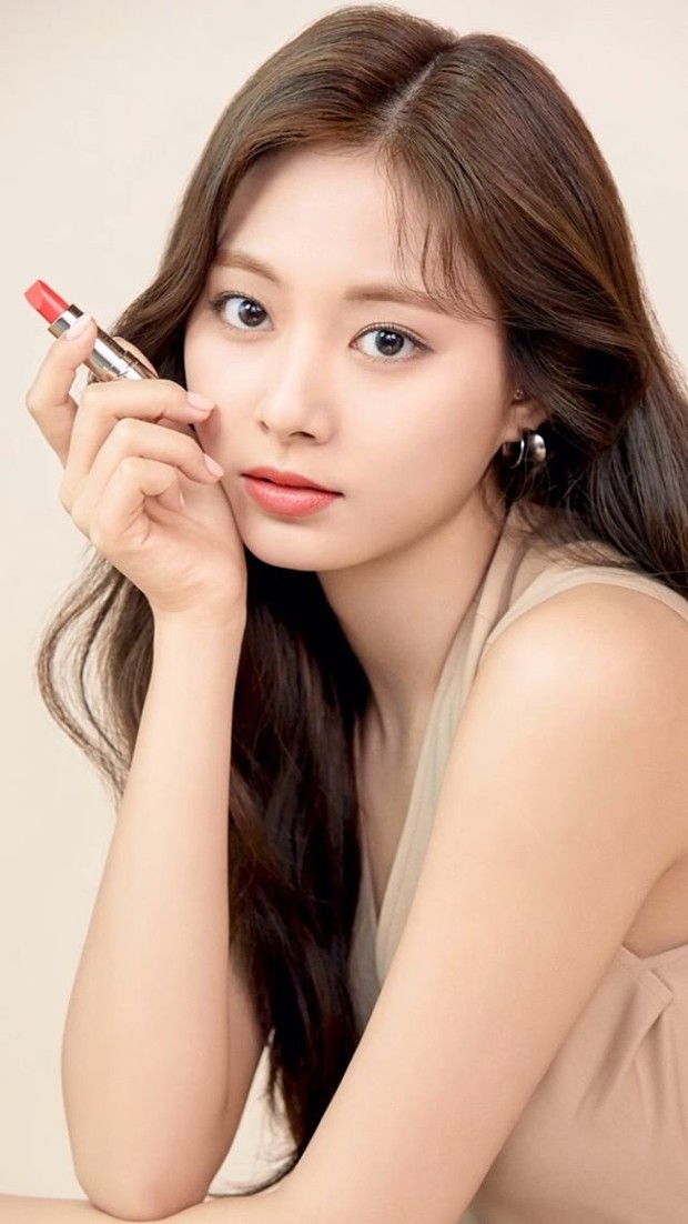 Tzuyu Memakai Lipstick Untuk Warm Undertone/Estee Lauder Tzuyu bersama Lipstick