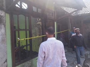Janda dan 3 Anaknya di Sidoarjo Terluka Saat Rumahnya Dibakar Istri Kekasihnya Janda dan 3 Anaknya di Sidoarjo Terluka Saat Rumahnya Dibakar Istri Kekasihnya
