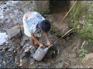6 Bulan Kekeringan, Warga Haurwangi Cianjur Mandi-Masak Pakai Air Sungai