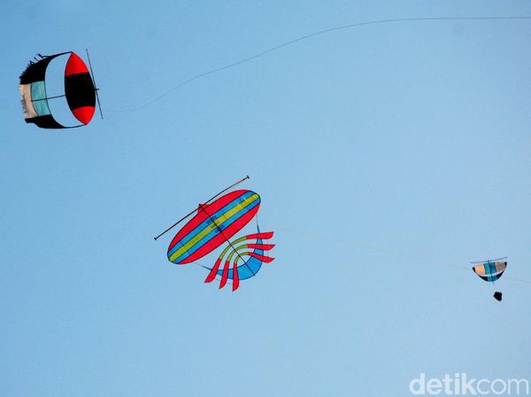 Warna-warni Layangan Koang di Langit Depok