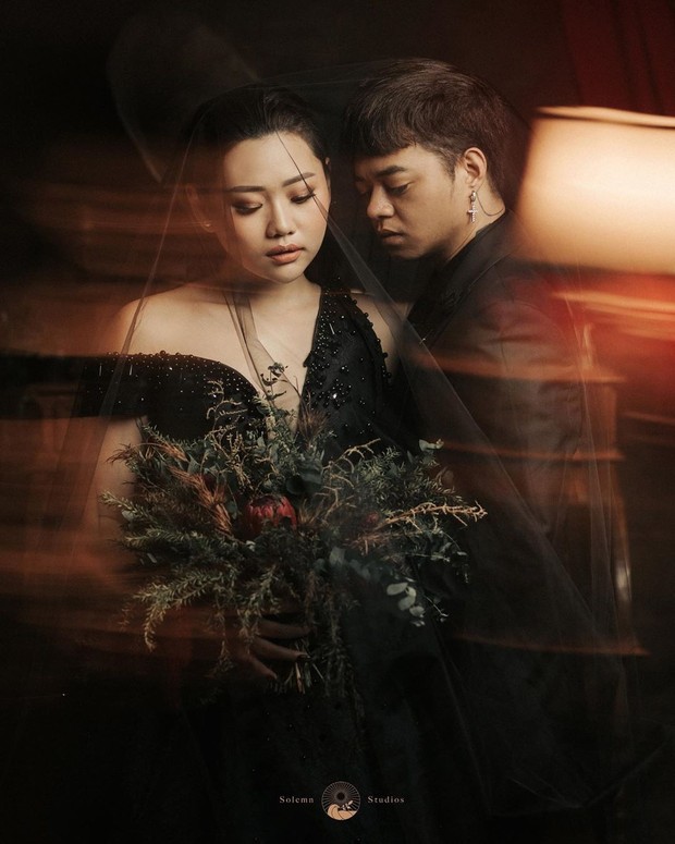 Busana serba hitam menjadi nuansa yang dipilih Wendy dan Reza Arap