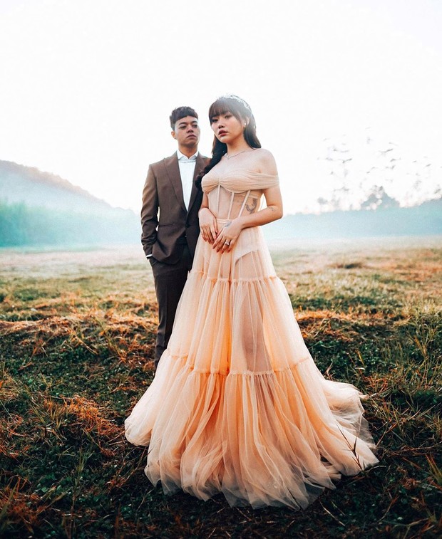 Setelan gaun yang unik untuk sesi prewedding memang menarik perhatian