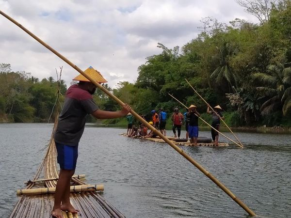 Foto: Berakit-rakit Menaklukkan Sungai Progo, Seru Banget!
