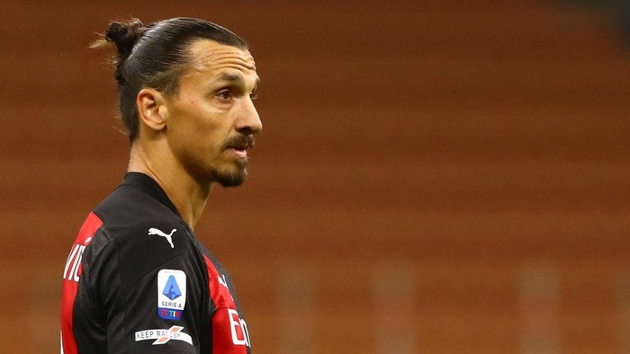 MILAN, ITALY - SEPTEMBER 21:  Zlatan Ibrahimovic of AC Milan looks on during the Serie A match between AC Milan and Bologna FC at Stadio Giuseppe Meazza on September 21, 2020 in Milan, Italy.  (Photo by Marco Luzzani/Getty Images)