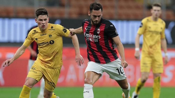 AC Milan vs Bodo/Glimt MILAN, ITALY - SEPTEMBER 24: Hakan Calhanoglu of AC Milan scores his goal during the UEFA Europa League third qualifying round match between AC Milan and Bodo Glimt at Stadio Giuseppe Meazza on September 24, 2020 in Milan, Italy. (Photo by Emilio Andreoli/Getty Images)