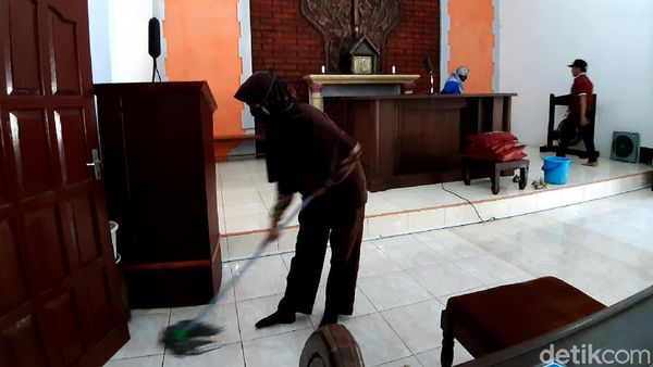 Adem Banget, Warga Semarang Bahu Membahu Bersihkan Masjid-Kapel
