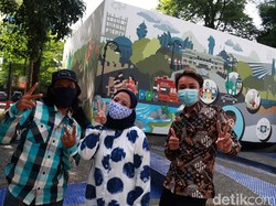 Melihat Kubah Mural yang Menggambarkan Sejarah Kota Bandung