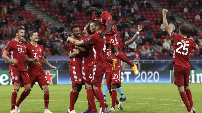 BUDAPEST, HUNGARY - SEPTEMBER 24: Javi Martinez of Bayern Munich celebrates with teammates after scoring his teams second goal during the UEFA Super Cup match between FC Bayern Munich and FC Sevilla at Puskas Arena on September 24, 2020 in Budapest, Hungary. 20,000 fans have been allowed into the ground as COVID-19 restrictions ease. (Photo by Bernadett Szabo - Pool/Getty Images)