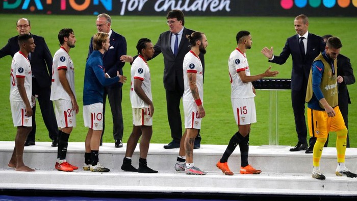 BUDAPEST, HUNGARY - SEPTEMBER 24: Players arrive for the trophy lift ceremony during the UEFA Super Cup match between FC Bayern Munich and FC Sevilla at Puskas Arena on September 24, 2020 in Budapest, Hungary. 20,000 fans have been allowed into the ground as COVID-19 restrictions ease. (Photo by Bernadett Szabo - Pool/Getty Images)