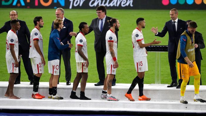 Bayern Munich vs Sevilla BUDAPEST, HUNGARY - SEPTEMBER 24: Players arrive for the trophy lift ceremony during the UEFA Super Cup match between FC Bayern Munich and FC Sevilla at Puskas Arena on September 24, 2020 in Budapest, Hungary. 20,000 fans have been allowed into the ground as COVID-19 restrictions ease. (Photo by Bernadett Szabo - Pool/Getty Images)