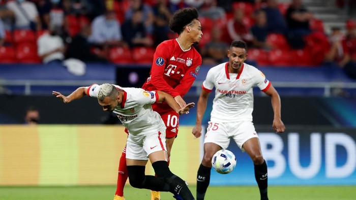 Bayern Munich vs Sevilla BUDAPEST, HUNGARY - SEPTEMBER 24: Joan Jordan of Sevilla FC and Leroy Sane of Bayern Munich battle for possession during the UEFA Super Cup match between FC Bayern Munich and FC Sevilla at Puskas Arena on September 24, 2020 in Budapest, Hungary. 20,000 fans have been allowed into the ground as COVID-19 restrictions ease. (Photo by Bernadett Szabo - Pool/Getty Images)