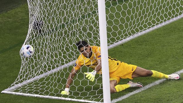 Sevilla's goalkeeper Bono is scored by Bayern's Javi Martinez during the UEFA Super Cup soccer match between Bayern Munich and Sevilla at the Puskas Arena in Budapest, Hungary, Thursday, Sept. 24, 2020. (Laszlo Szirtesi/Pool via AP)