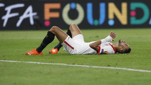 Sevilla's Youssef En-Nesyri reacts after missing a chance during the UEFA Super Cup soccer match between Bayern Munich and Sevilla at the Puskas Arena in Budapest, Hungary, Thursday, Sept. 24, 2020. (Bernadett Szabo/Pool via AP)
